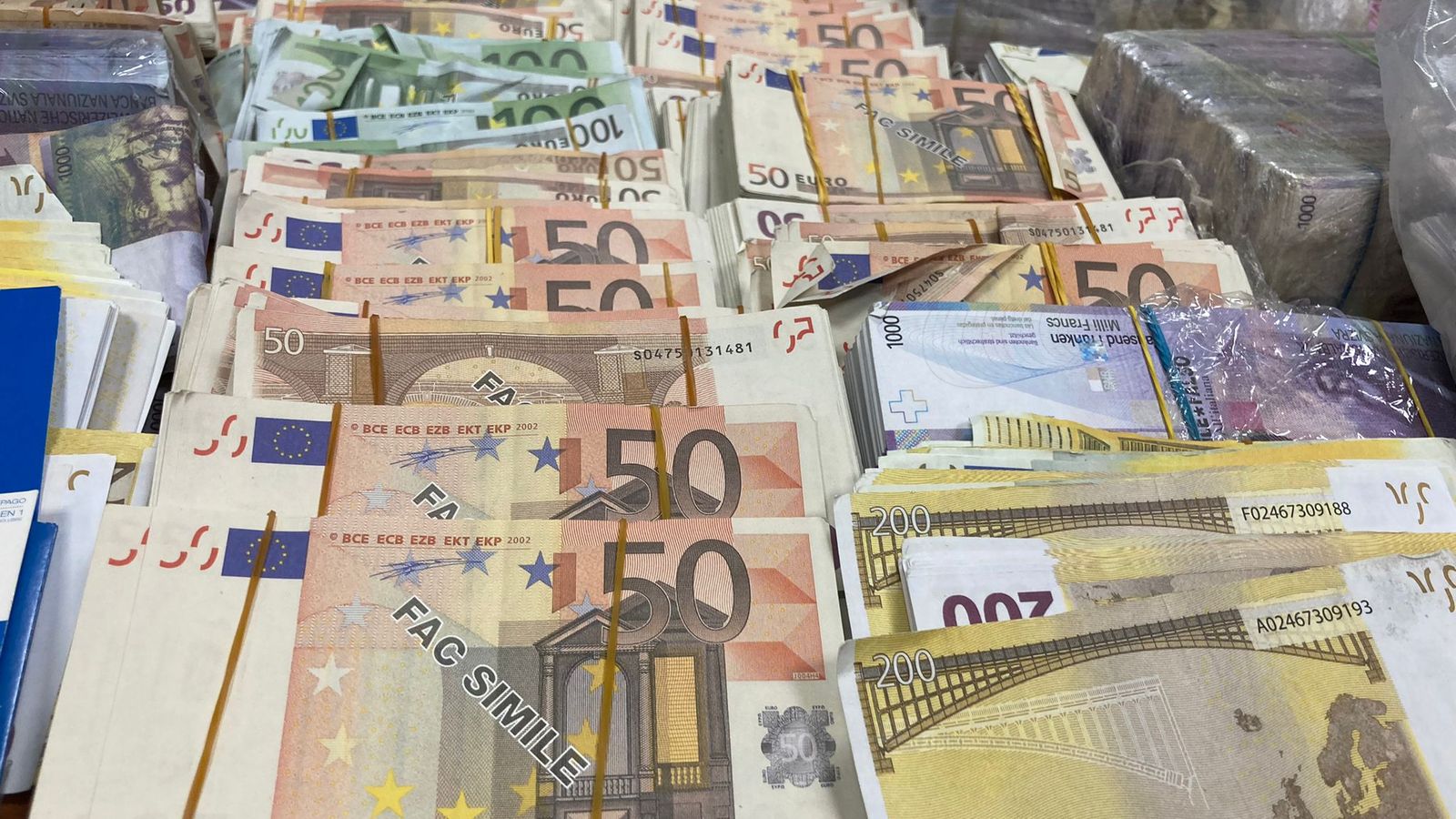 Detall sobre els bitllets falsificats que s'han trobat al vehicle