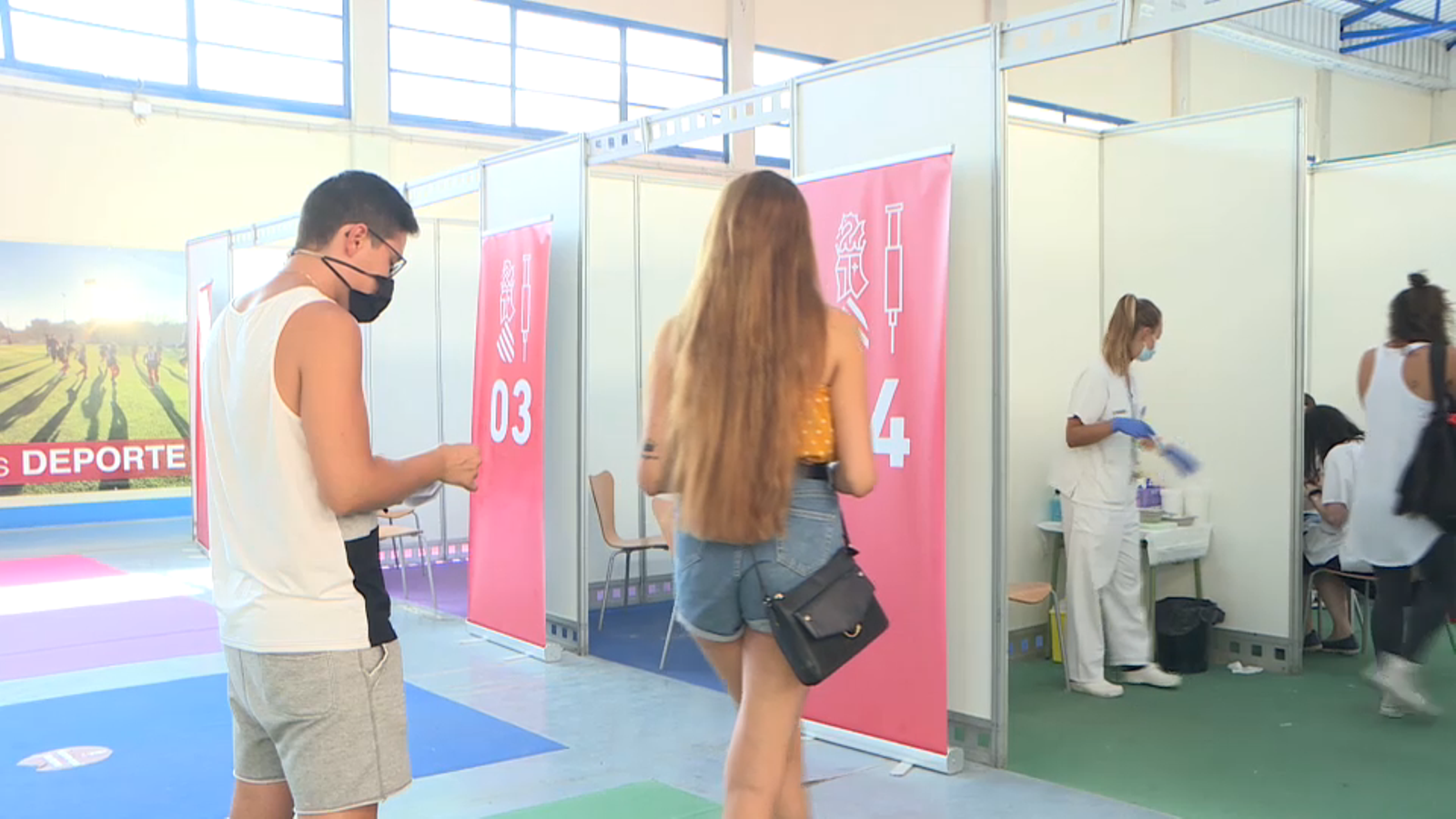 Uns joves acudeixen a un punt de vacunació