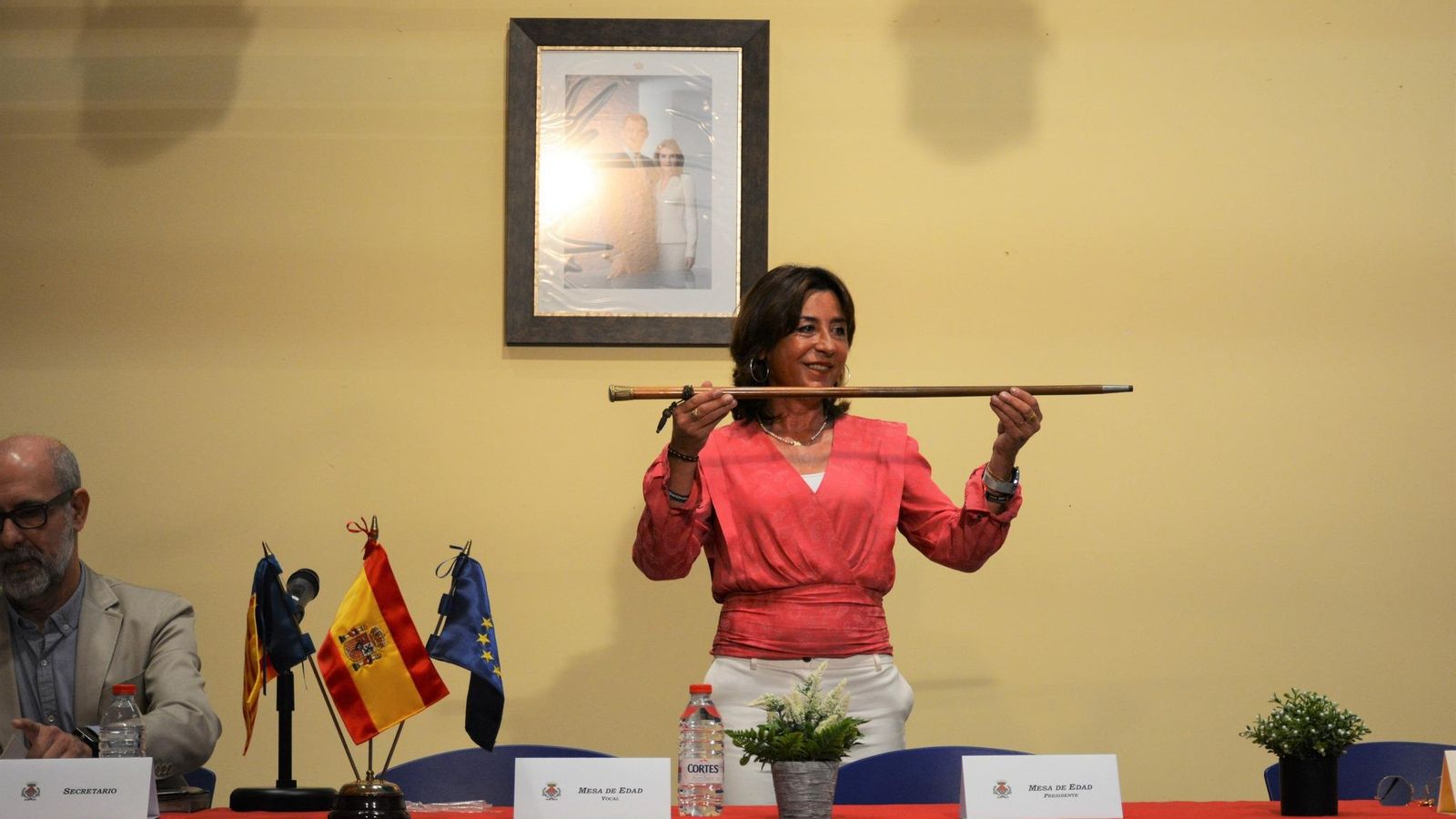 Montse Cervera, d'UCIN, amb la vara de comandament de Loriguilla