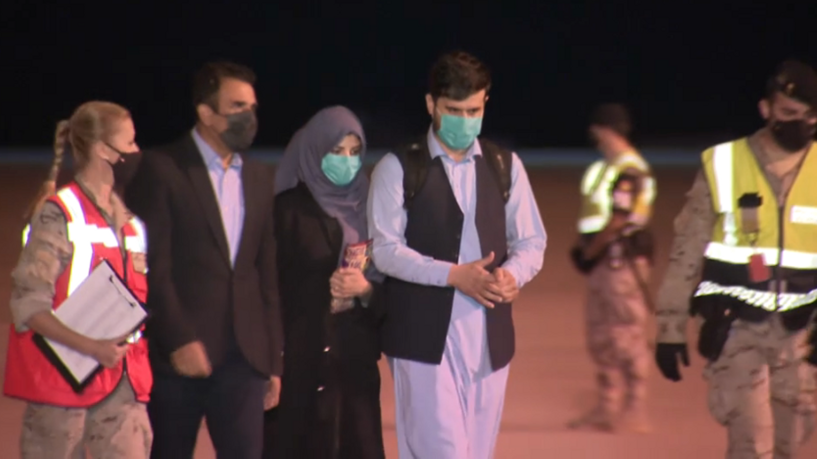 Primera parella d'afganesos que ha baixat de l'avió