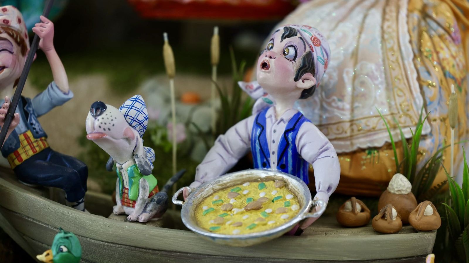 Un dels minúsculs ninots del conjunt indultat que representa un faller en una barca per l'Albufera i al qual no li falten les xicotetes mones amb tota mena de detall