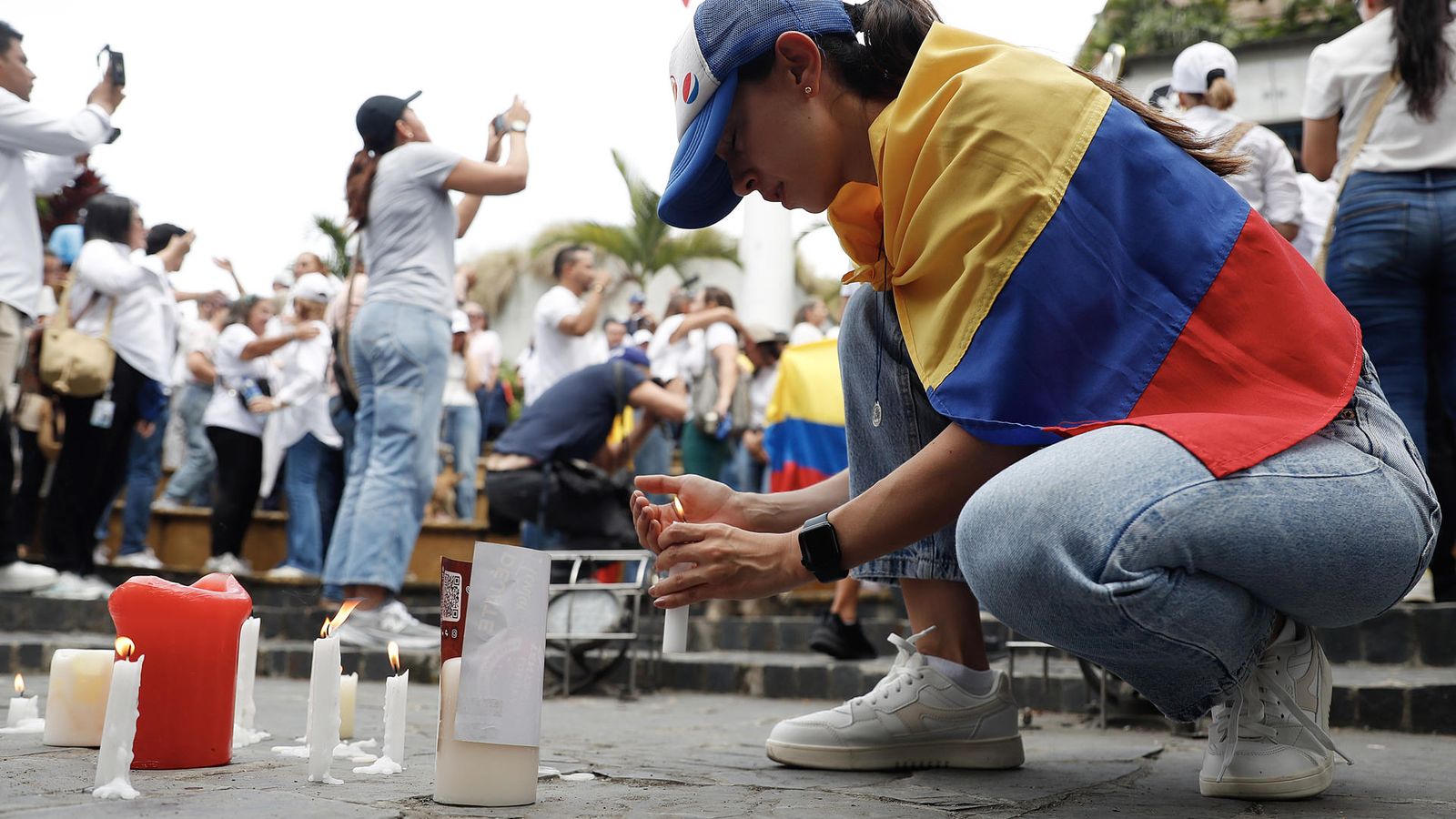 La ciutadania colombiana ha eixit als carrers de diferents ciutats per a condemnar l'atemptat i pregar per Uribe