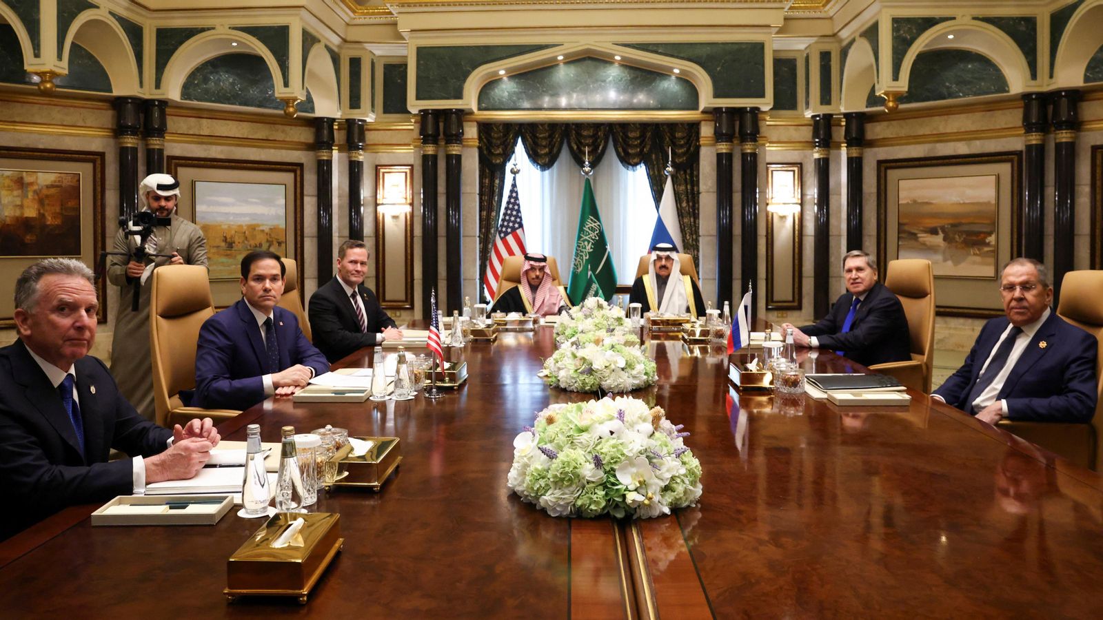 Reunió del secretari d'Estat dels Estats Units, Marco Rubio amb els ministres d'Afers Estrangers d'Aràbia Saudita, el príncep Faisal bin Farhan Al Saud, i de Rússia, Serguei Lavrov, en el Palau Diriyah, en Riad, Aràbia Saudita
