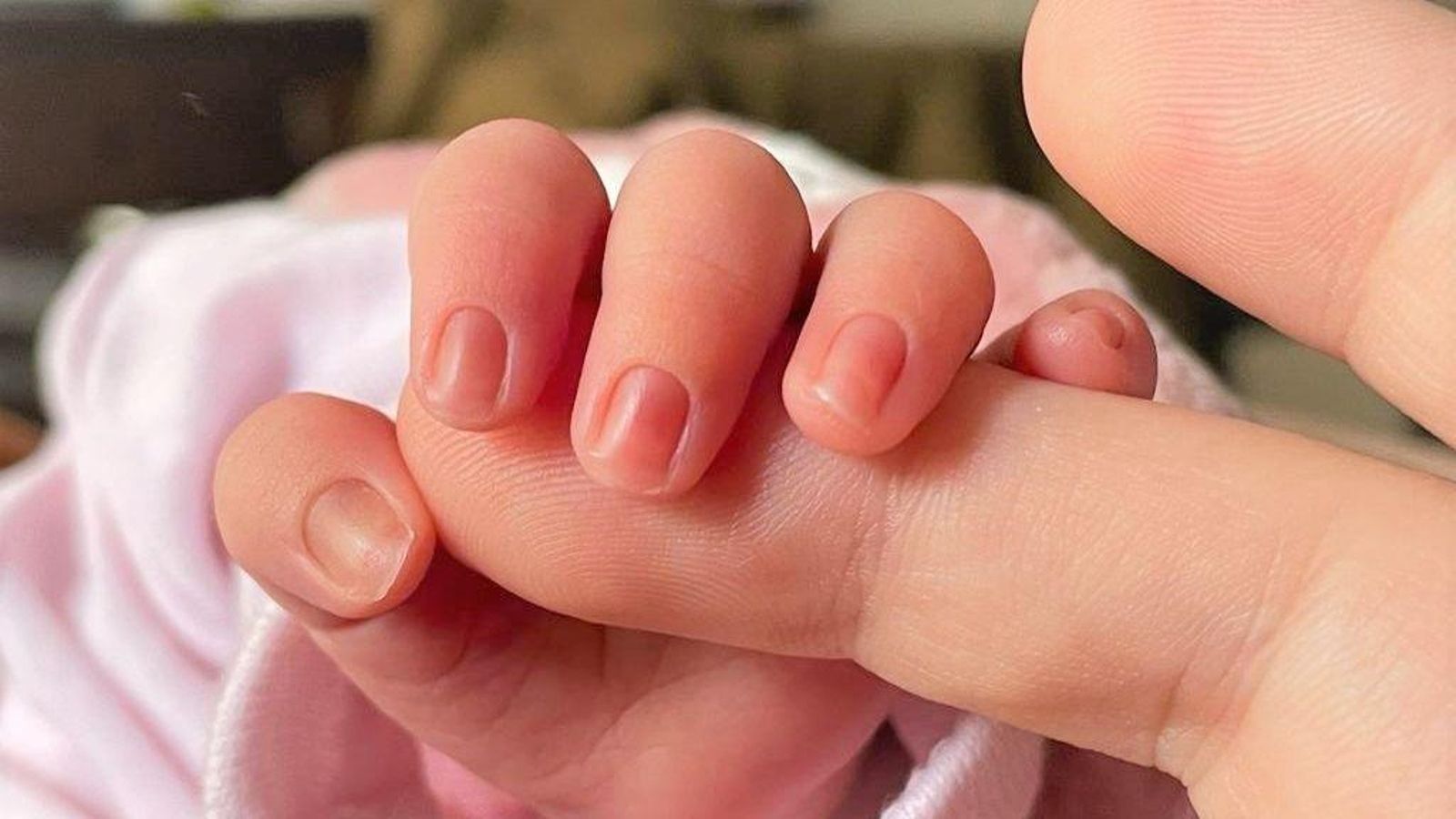 Imatge d'arxiu d'un nadó de pocs dies d'edat agafa el dit de la seua mare