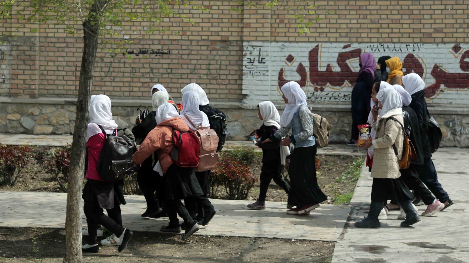 Imatge d'arxiu de l'eixida d'unes xiquetes de l'escola a Kabul, Afganistan