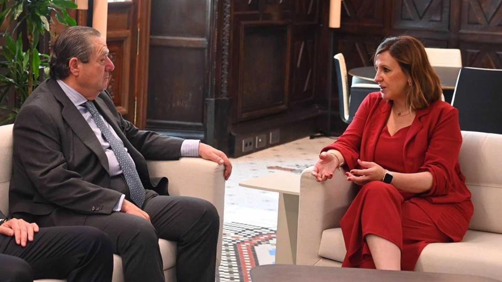 L'alcaldessa de València, Mª José Català, atén l'empresari Vicente Boluda