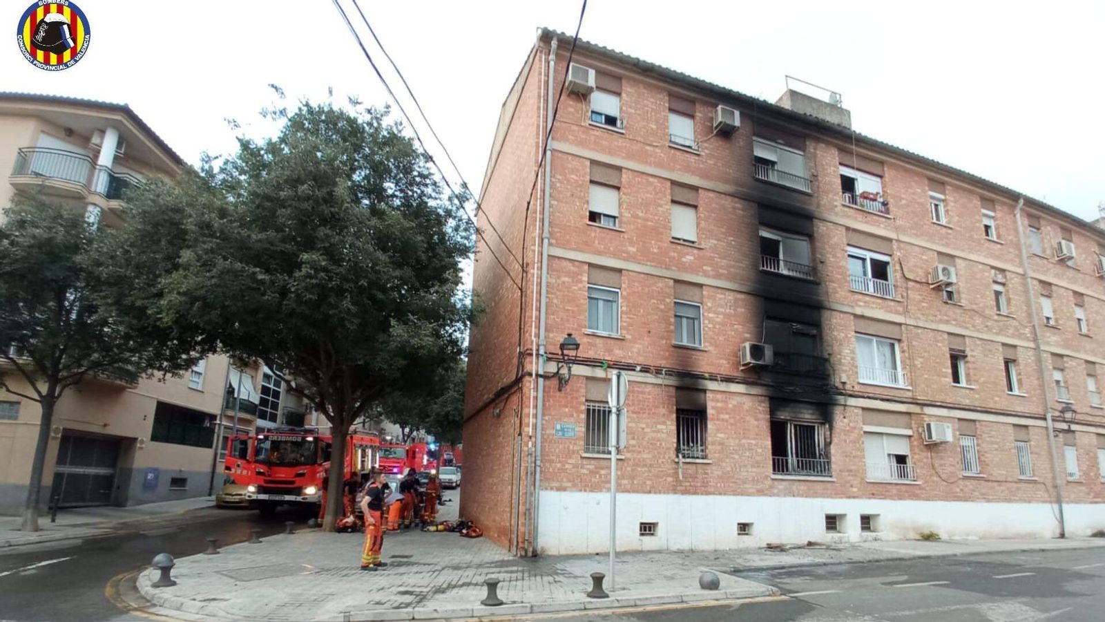 El veïnat de l'edifici on s'ha registrat l'incendi ha quedat confinat pel fum que s'ha escampat per l'escala