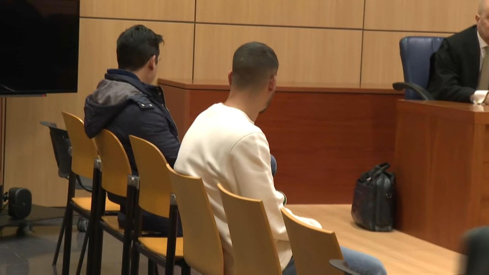Els condemnats, en la sala del tribunal