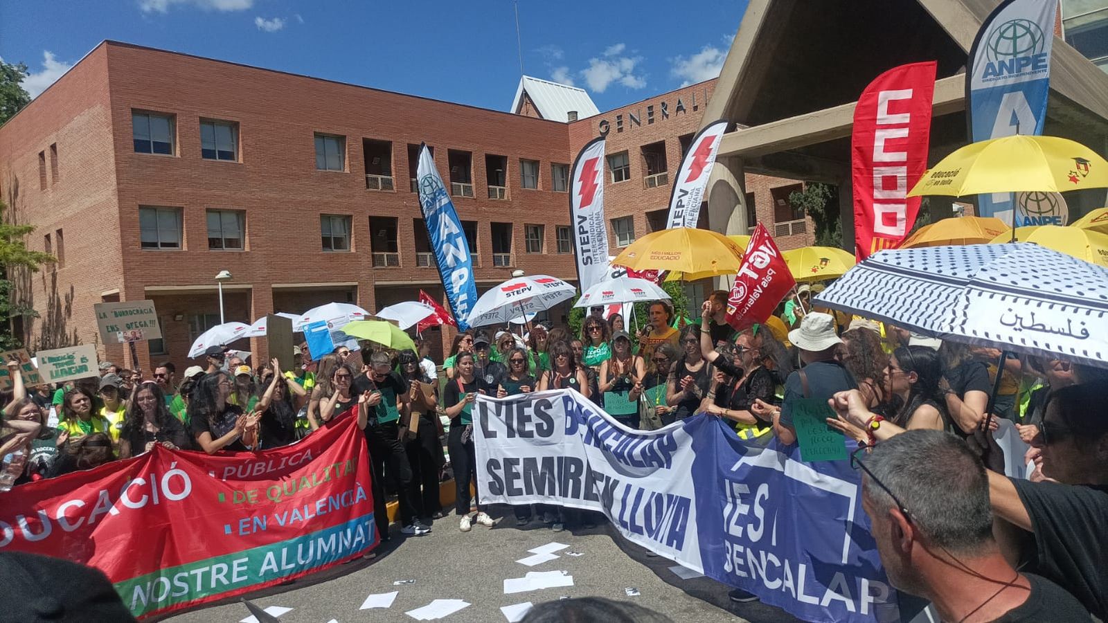 Concentració dels sindicats de docents davant de la seu de la Conselleria d'Educació a València, este dijous