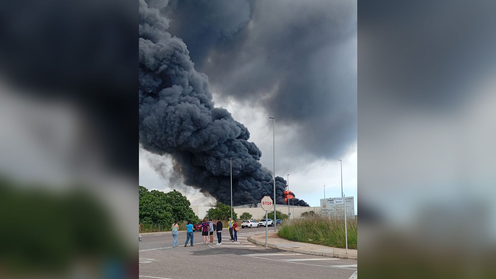 L'incendi ha alçat una intensa columna de fum