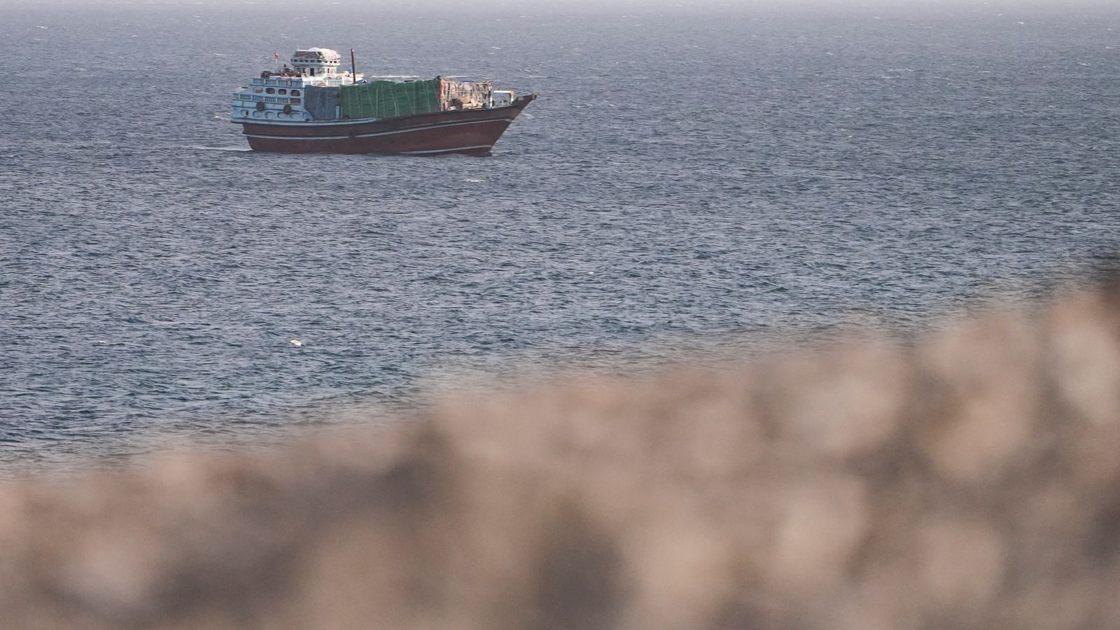 Un vaixell travessa l'estret d'Ormuz este dijous, hores després del creuament d'atacs entre els Estats Units i l'iran