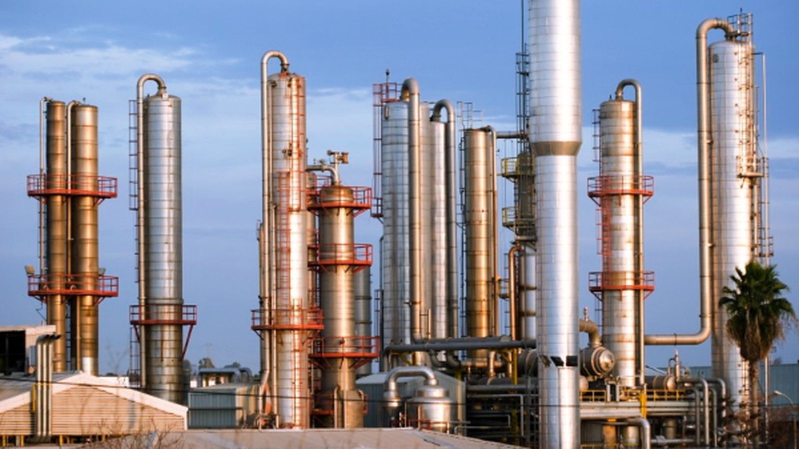 La industria valenciana encadena set mesos consecutius en retrocés i acumula un descens anual de l'11,7%