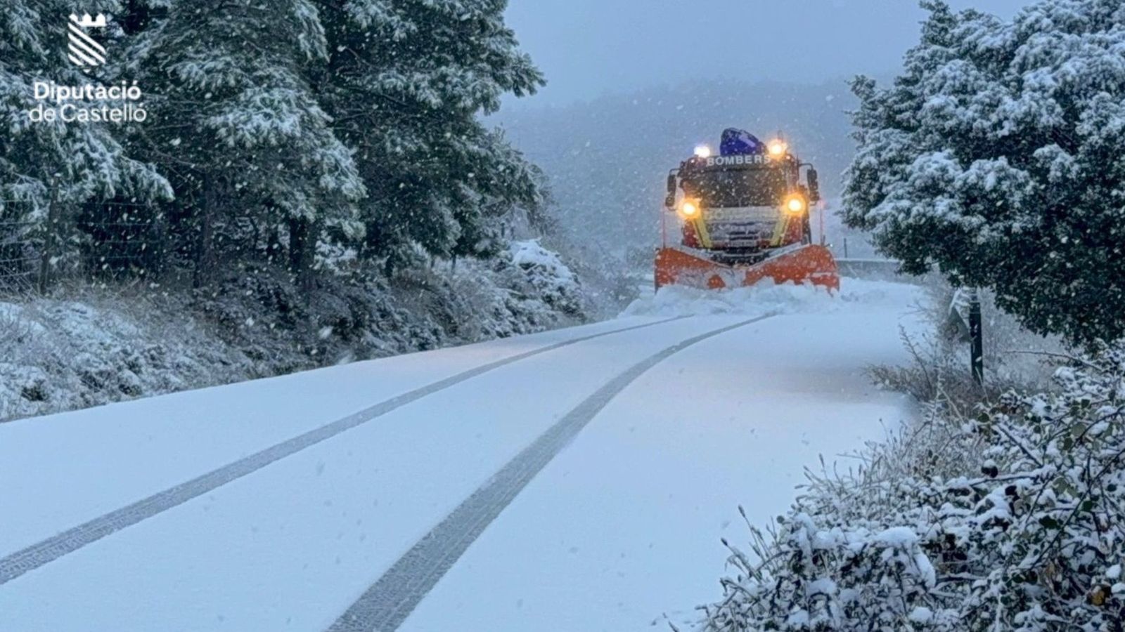 Un ampli dispositiu de màquines llevaneu neteja les carreteres de l'interior valencià