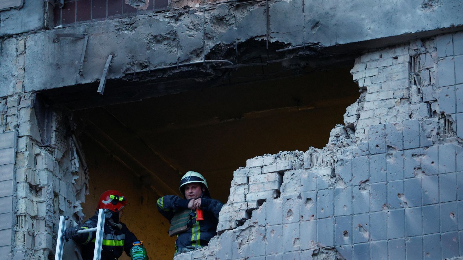 Els bombers treballen en un dels edificis afectats per l'atac amb drons a Kíiv
