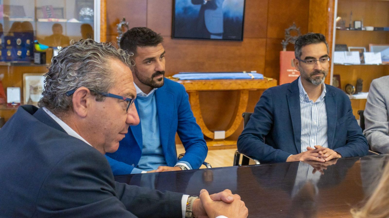 David Villa, al centre de la imatge, juntament amb l'alcalde de Benidorm (esquerra) i Víctor Oñate, agent de l'exfutbolista (dreta) David Villa, al centre de la imatge, juntament amb l'alcalde de Benidorm (esquerra)