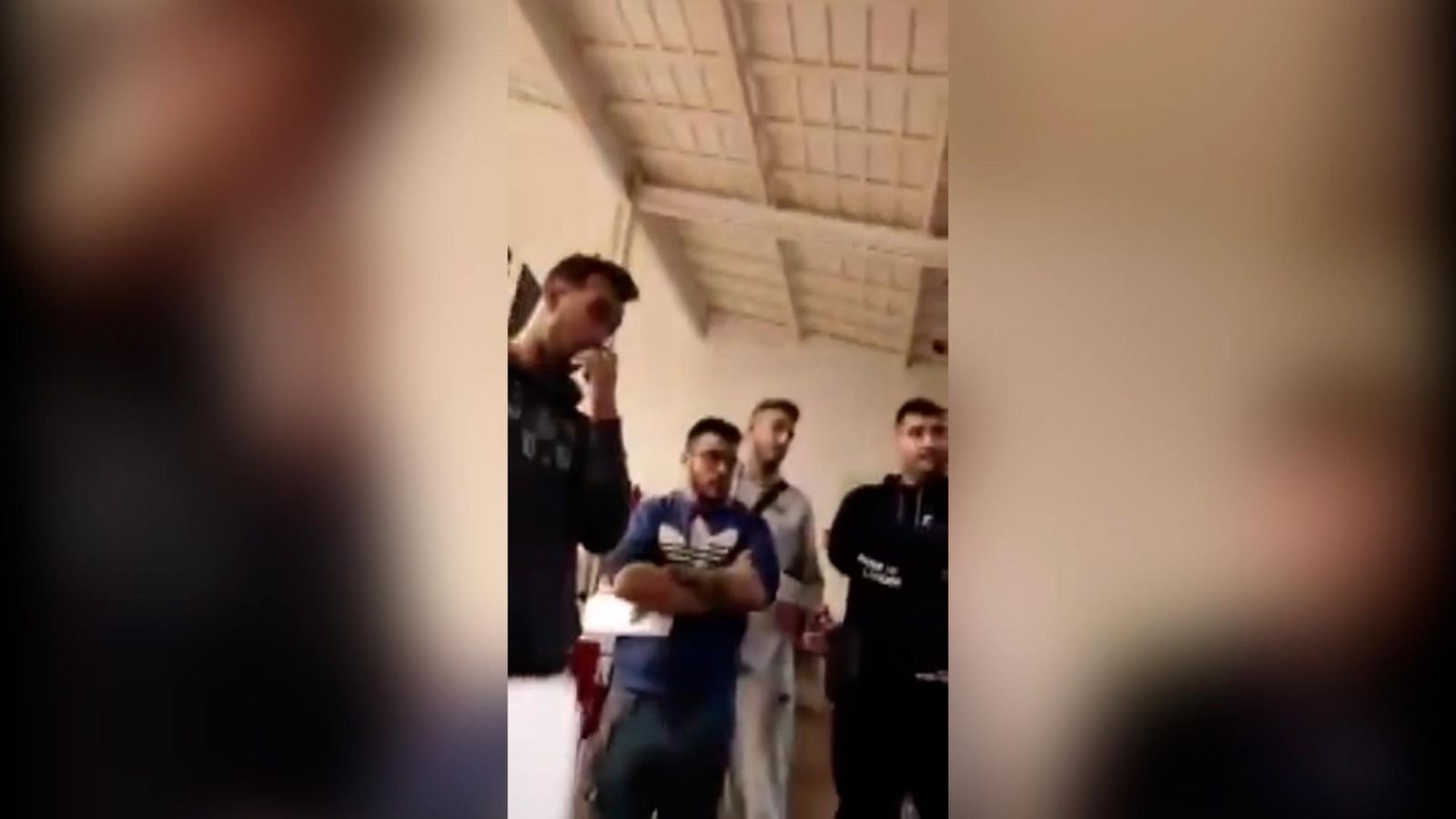 Alguns dels veïns que es neguen, presumptament, a mostrar el certificat covid en un local de Nules Un grup de veïns de Nules amenaça els hostalers del municipi que exigeixen passaport covid