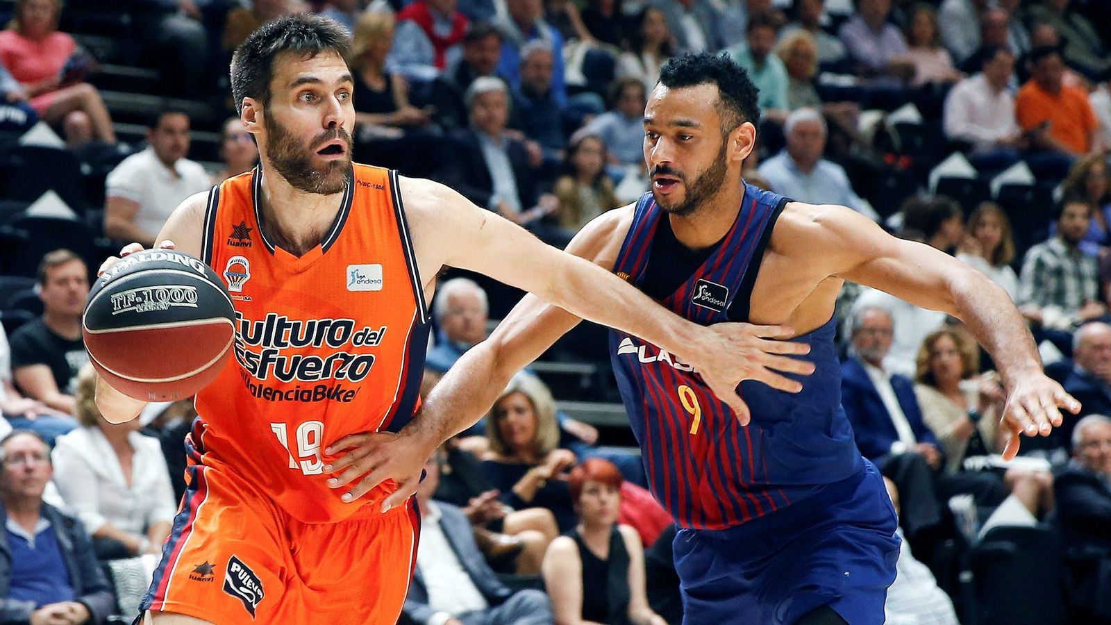 El jugador del València Basket, Fernando San Emeterio, tracta de vèncer l'oposició d'Adam Hanga, del Barcelona Lassa