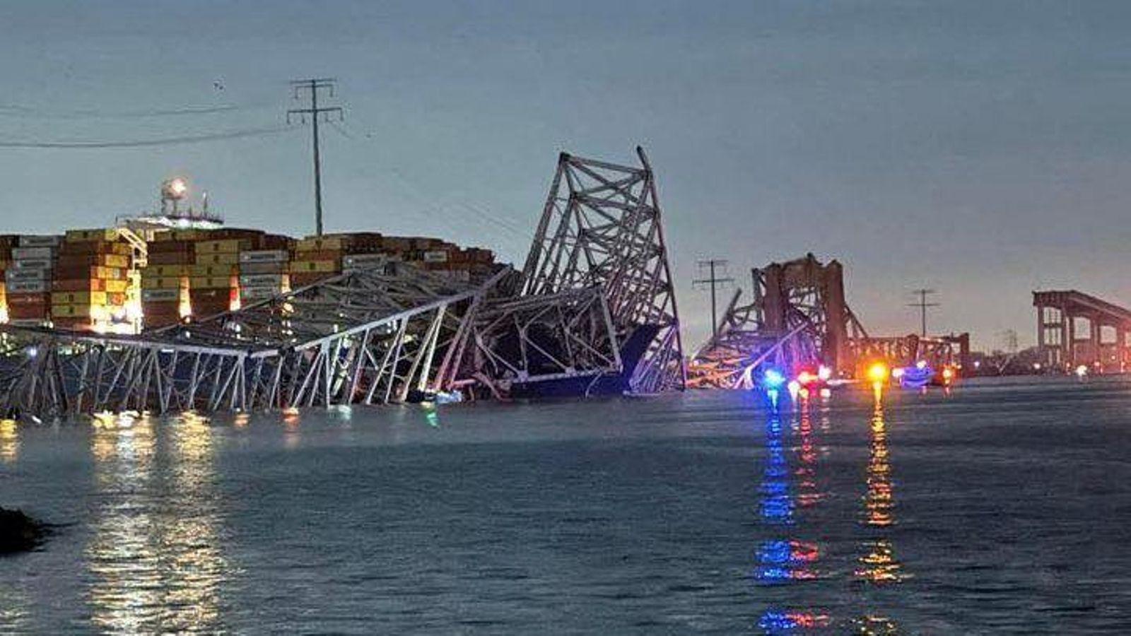 Vista del vaixell de càrrega Dali després de xocar amb el pont Francis Scott Key de Baltimore, aquest dimarts