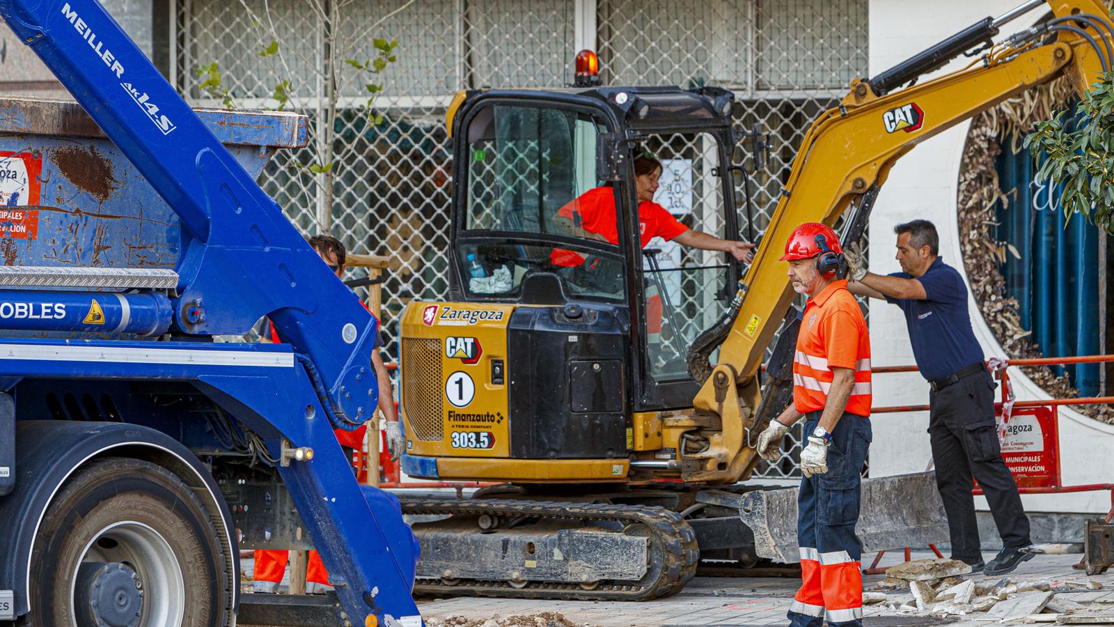 Operaris de construcció treballen en una obra en el carrer