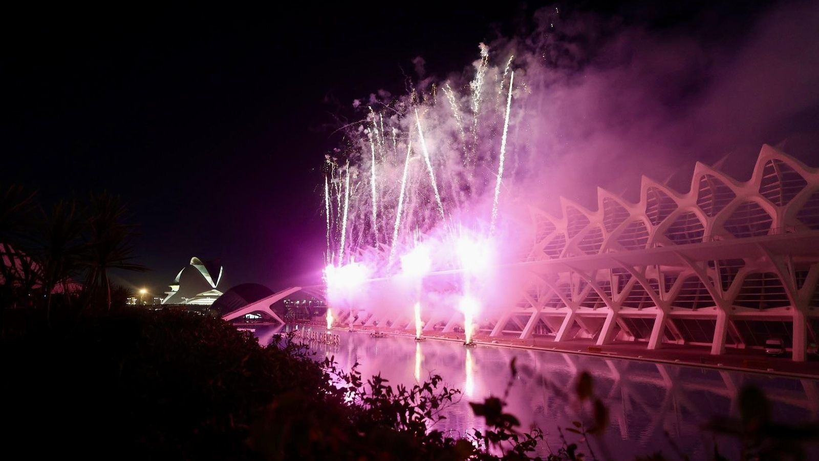 Castell de focs d'artifici al costat de la Ciutat de les Arts i les Ciències