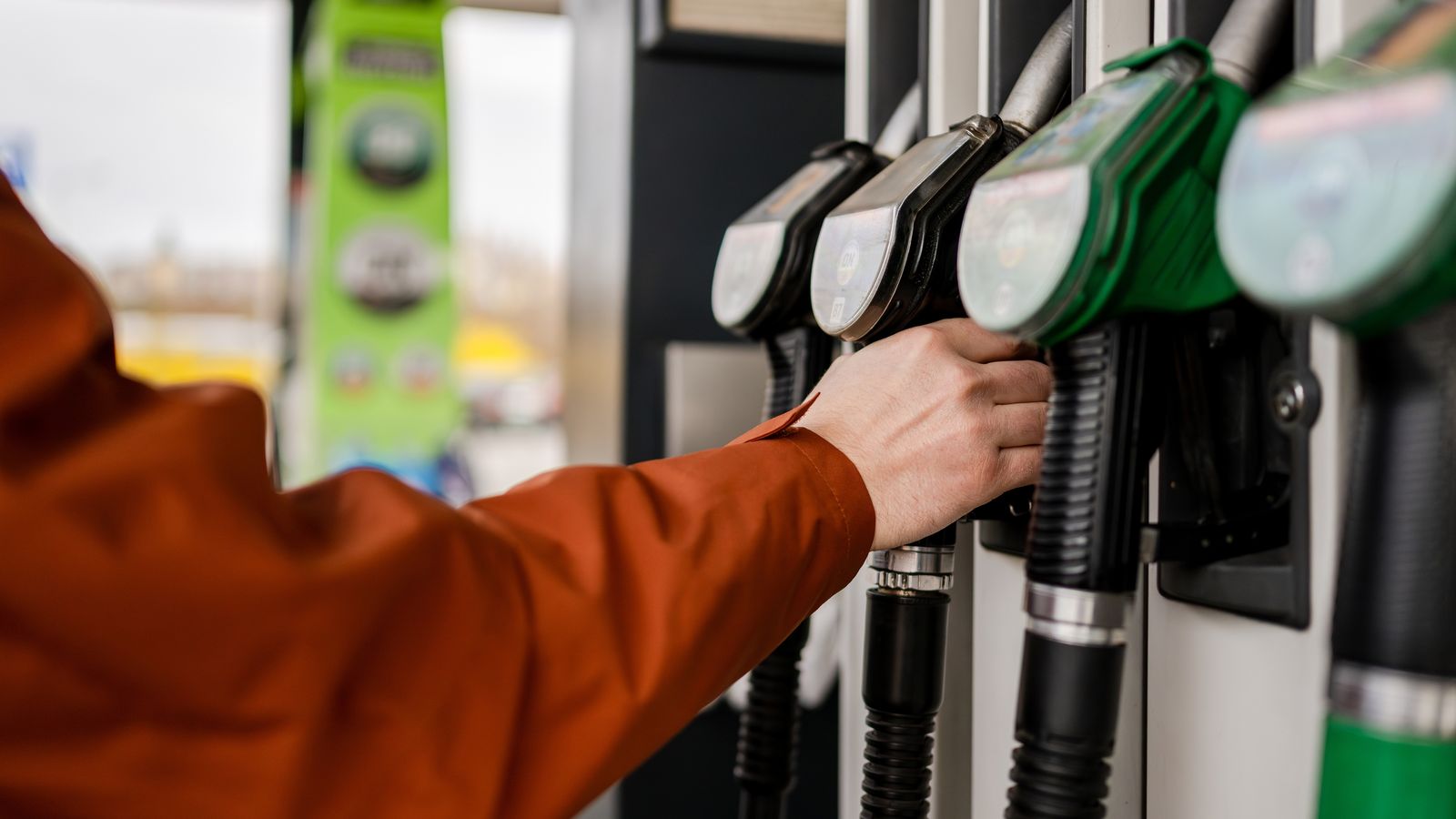Mànegues de combustible en una estació de repostatge