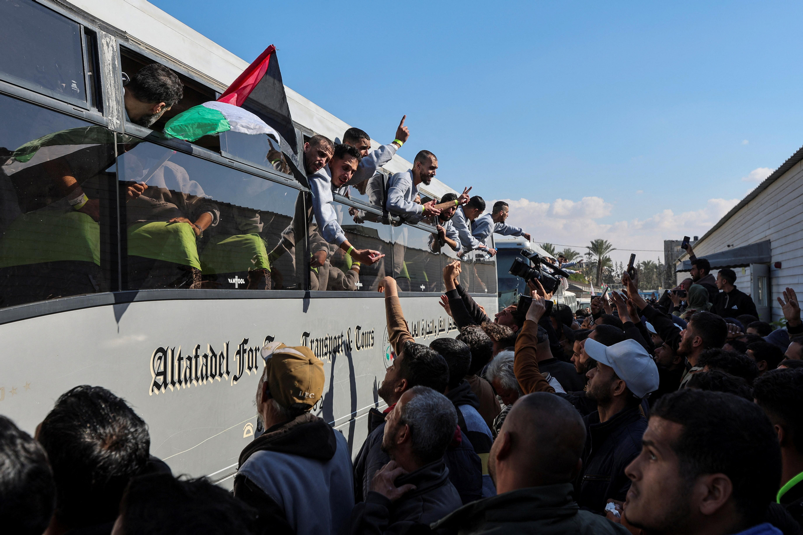 Els primers palestins alliberats arriben en autobús a Khan Yunis, al sud de la Franja de Gaza