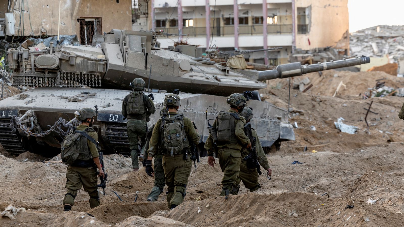 Tropes israelianes patrullen una zona destruida a la ciutata de Gaza