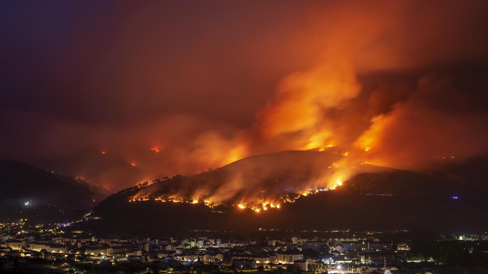 Imatge de l'incendi forestal a la localitat gallega de O Barco de Valdeorras