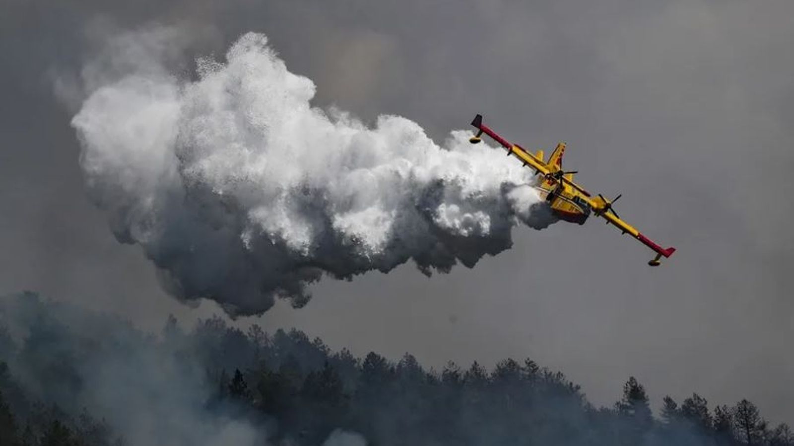 Imatge d'un mitjà d'extinció del foc a Itàlia, en arxiu