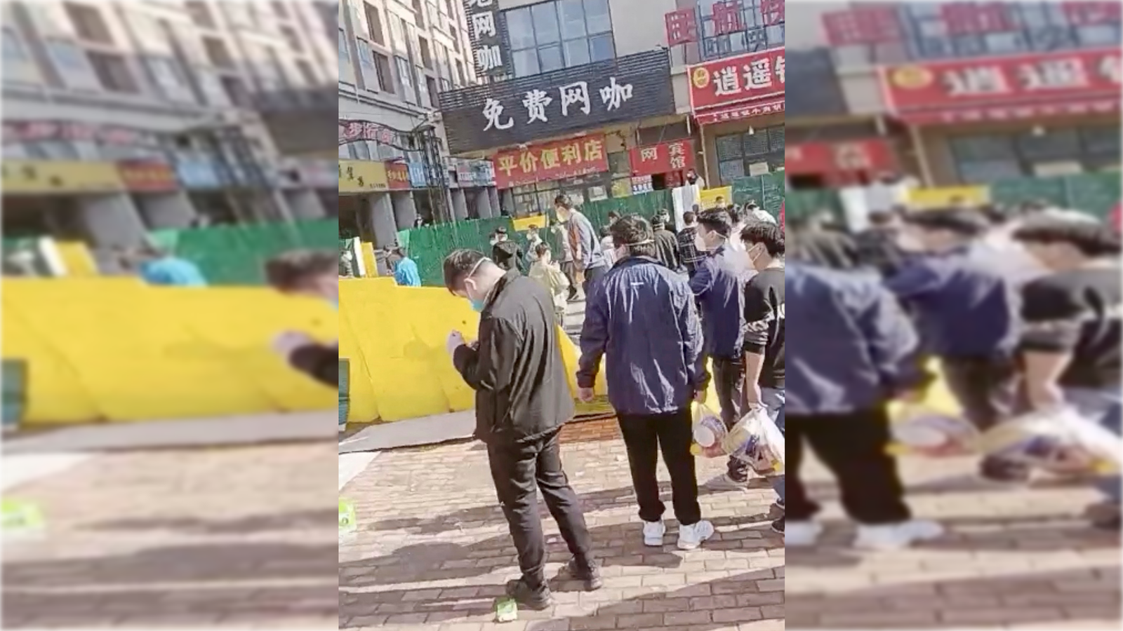 Diverses persones protesten davant la fàbrica Foxconn a Zhengzhou (la Xina)