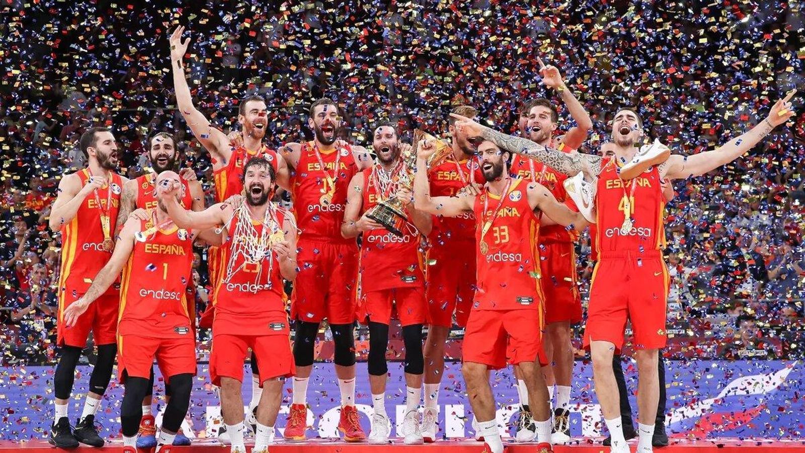 La selecció espanyola, amb el trofeu de campiona, al Mundial de 2019 de la Xina