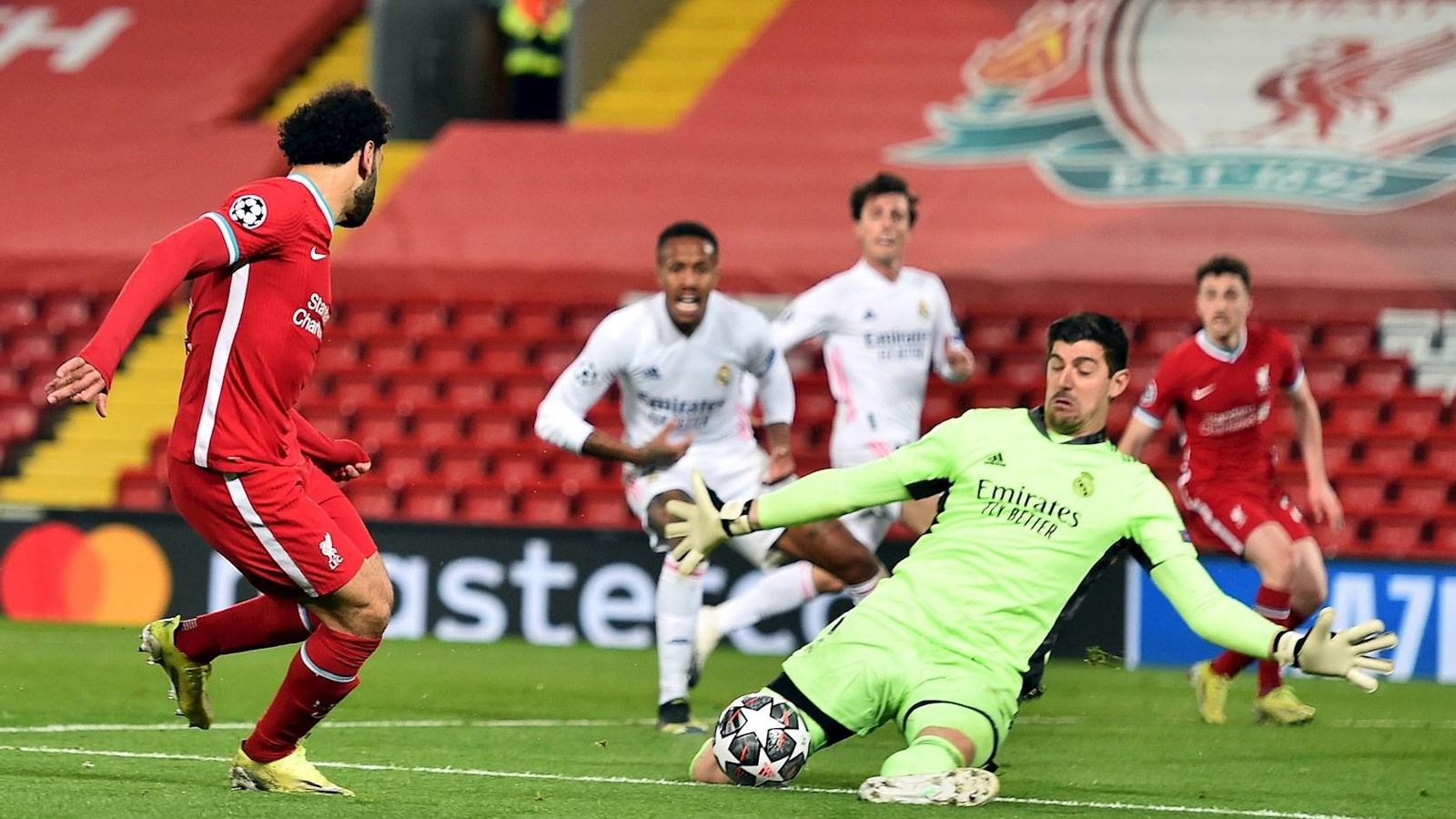 Salah tracta de superar Curtois en el Liverpool-Reial Madrid de quarts de la Champions