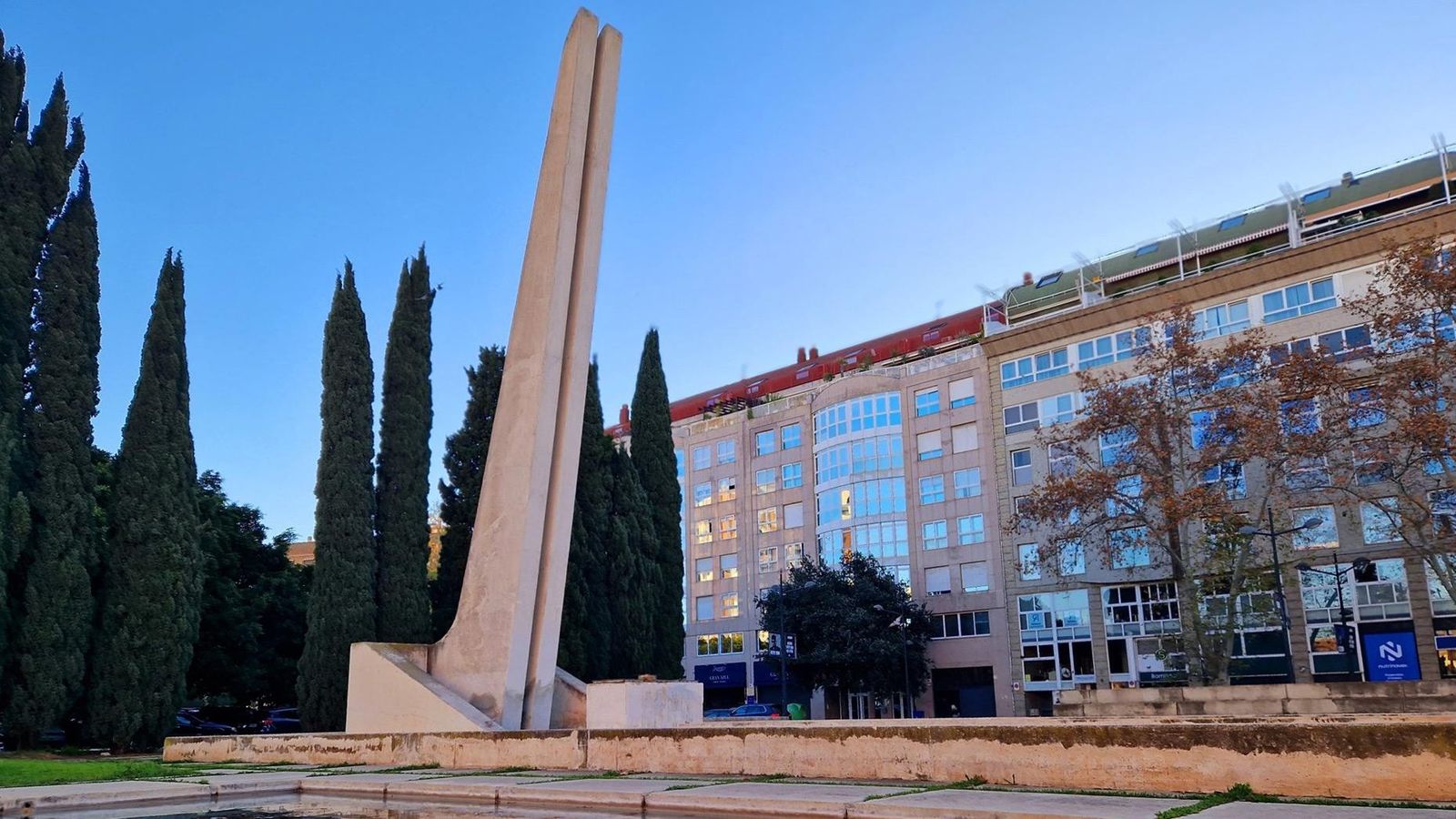 El monument va ser inaugurat el 1982, any de la pantanada de Tous i del 25 aniversari de la riuada de València del 1957 El monument va ser inaugurat el 1982 per la Pantanada de Tous i el 25 aniversari de la riuada de València del 1957