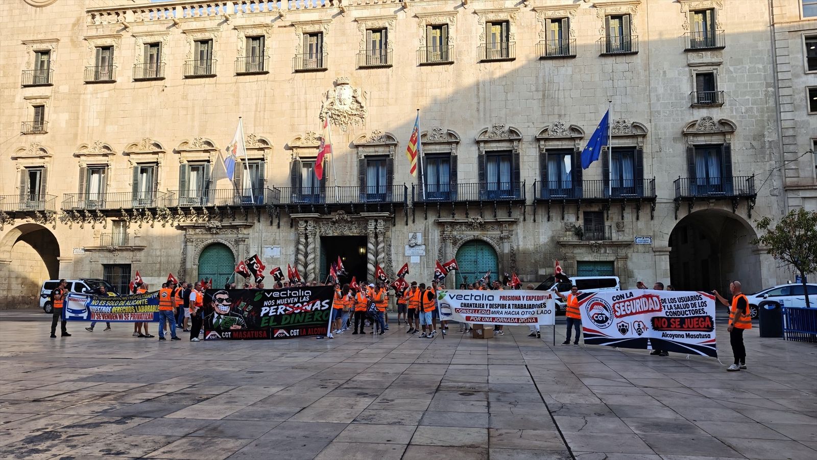 Concentració dels sindicats dels autobusos interurbans d'Alacant en la plaça de l'Ajuntament este dijous