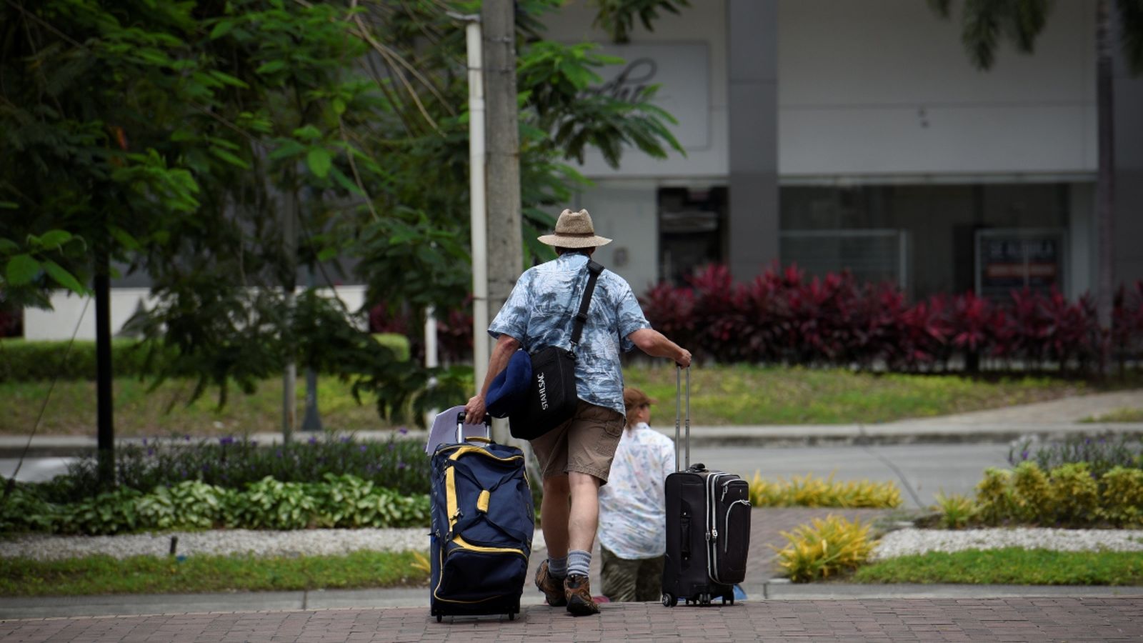 Un turista europeu es dirigeix a l'aeroport Joaquin de Olmedo Airport de Guayaquil, Equador