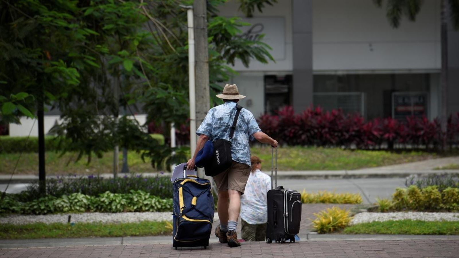 Un turista europeu es dirigeix a l'aeroport Joaquin de Olmedo Airport de Guayaquil, Equador