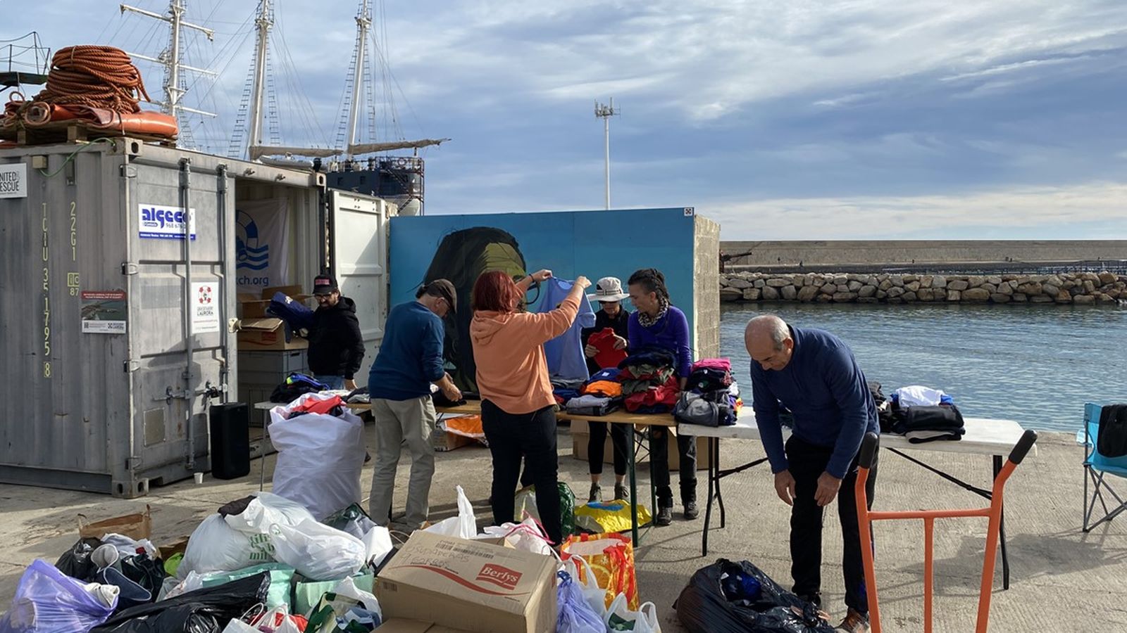 Un grup de voluntaris classificant roba