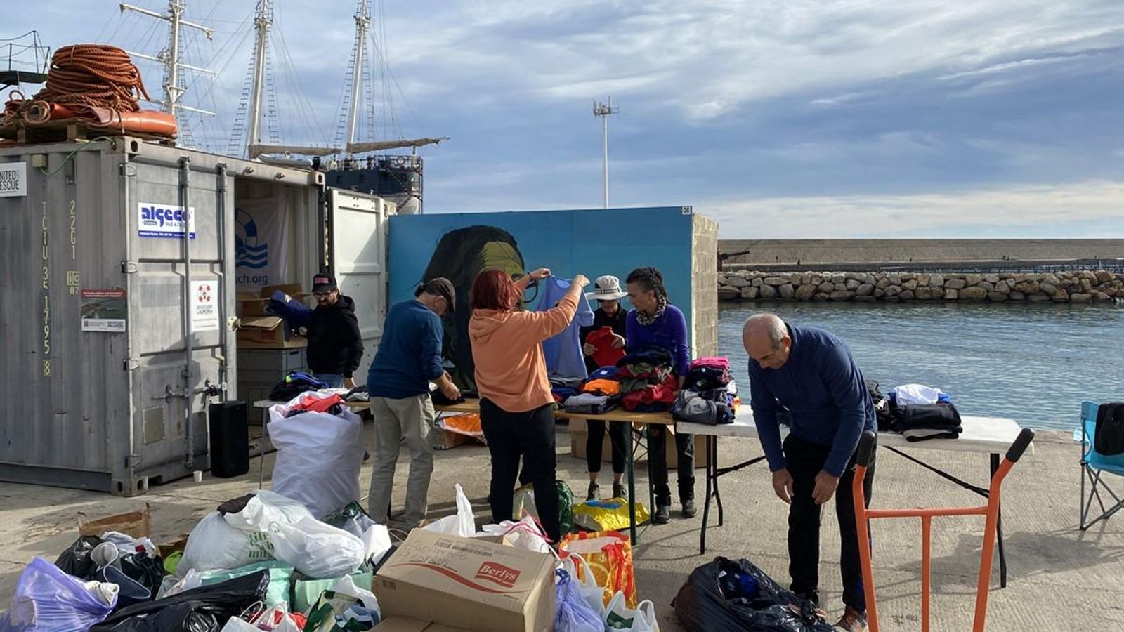 Un grup de voluntaris classificant roba