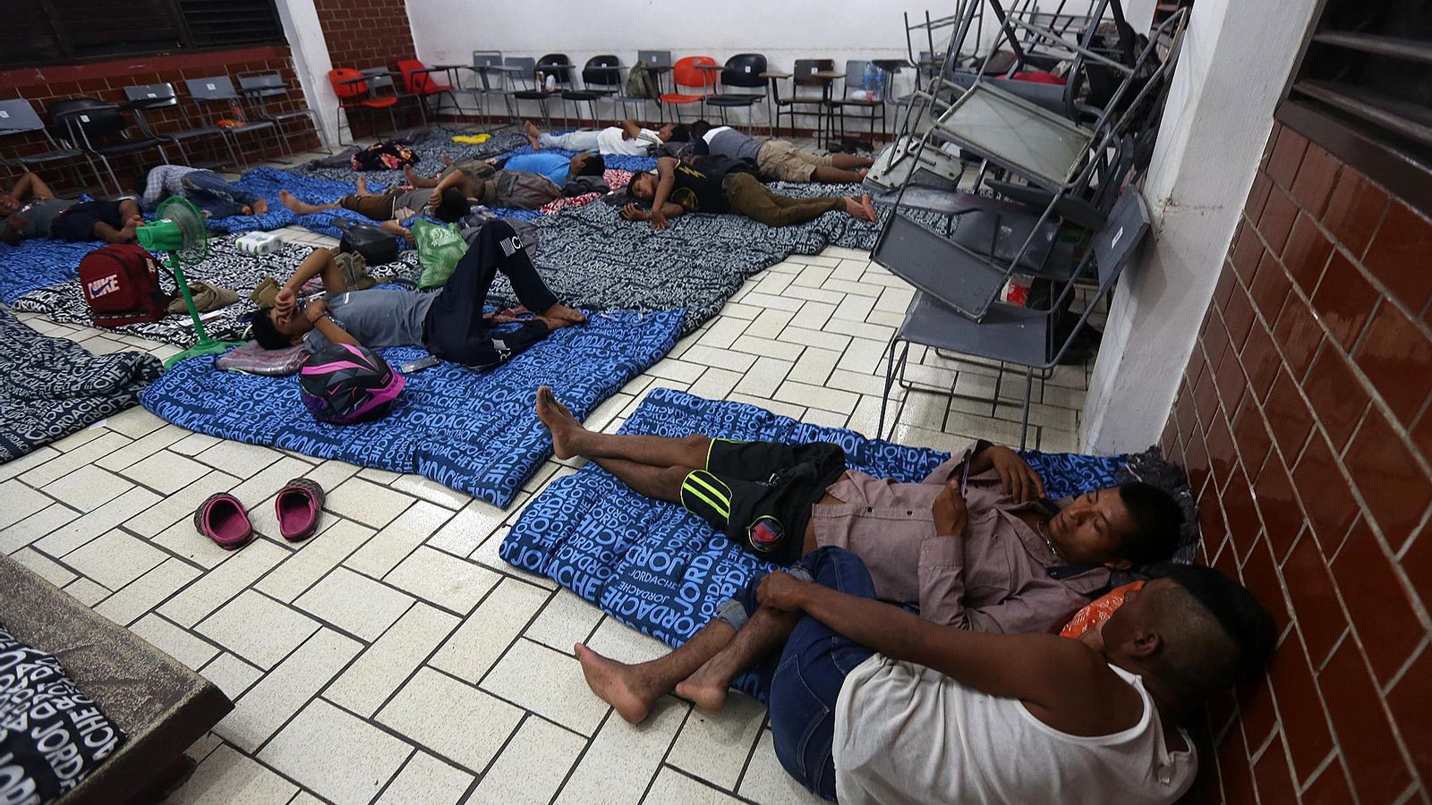 Un grup de persones romanen en un refugi degut a l'aproximació del cicló Beryl a Tulum, Mèxic Un grup de persones romanen en un refugi degut a l'aproximació del cicló Beryl a Tulum, Mèxic
