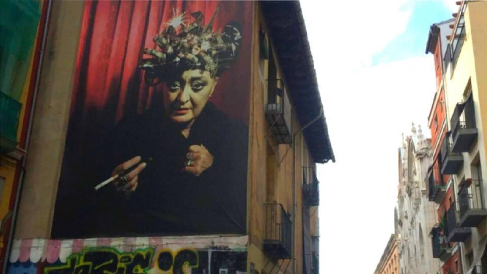 Olga Galicia Poliakoff, prop de l'IVAM, mural vist des del carrer de la Corona