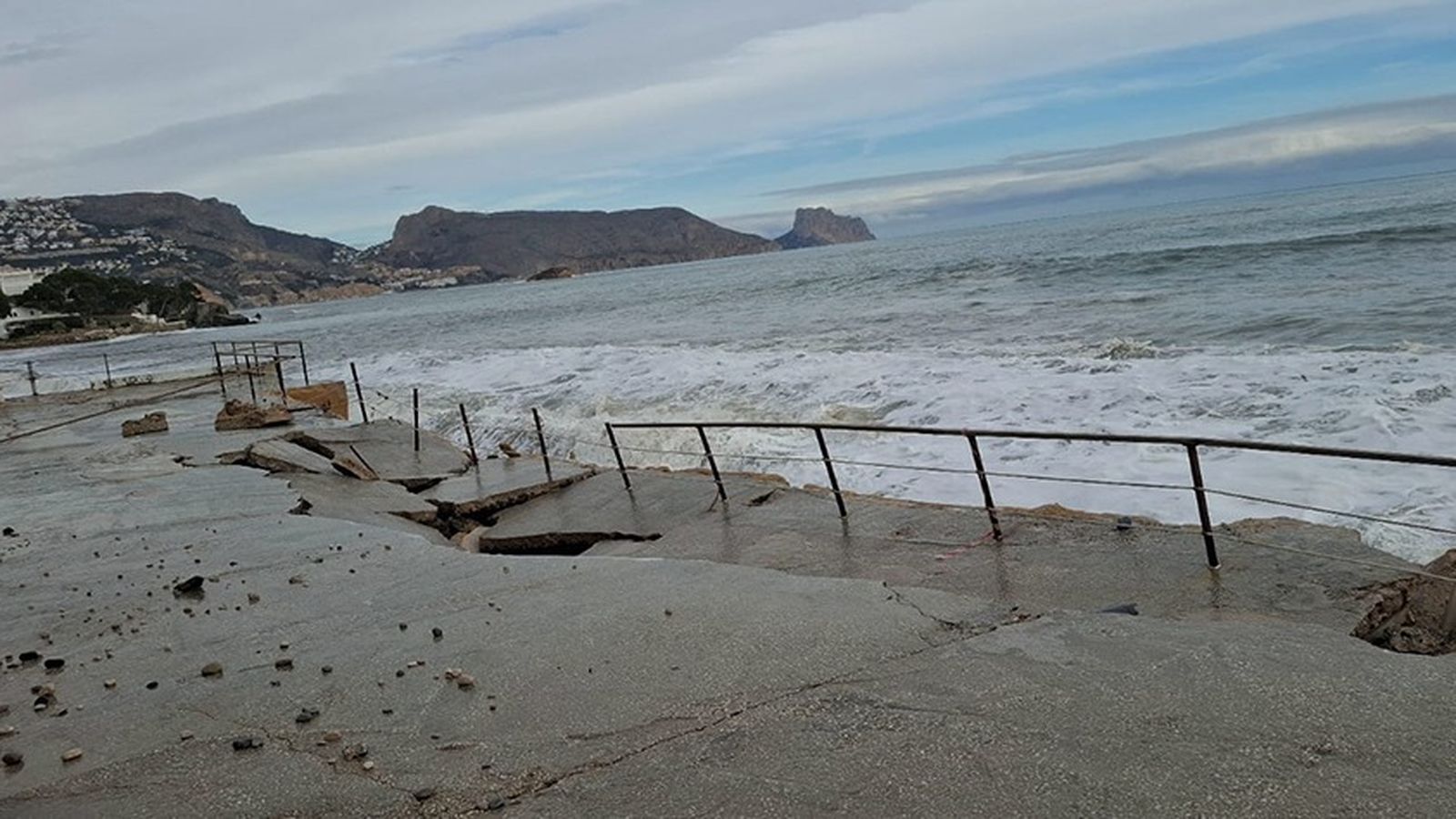El paseig de Cap Negret, a Altea, destrossat pel temporal