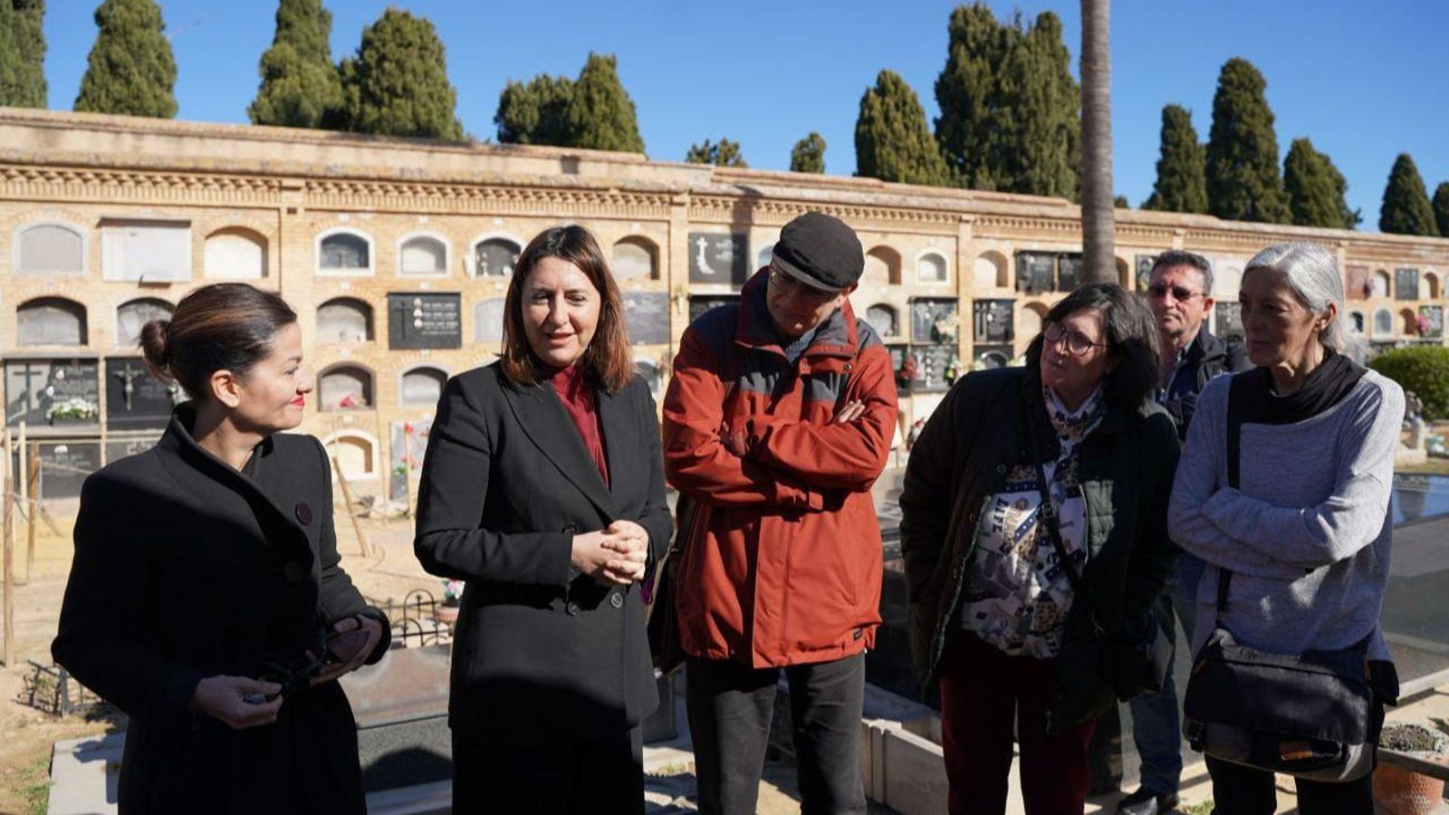 La consellera Rosa Pérez Garijo i la diputada del Parlament Europeu Sira Rego, han visitat la fossa 95 del cementeri de Paterna