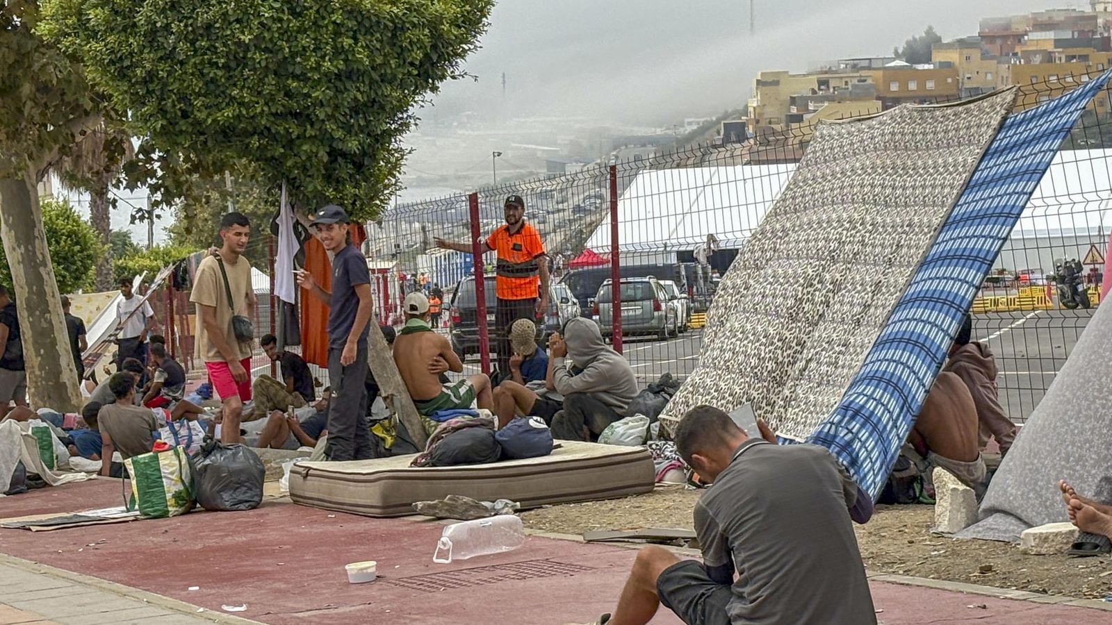 Algunes de les persones migrants que romanen a Ceuta