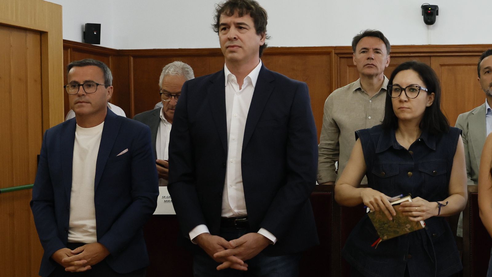 David Sánchez (c), germà del president del govern; Miguel Ángel Gallardo, exlíder del PSOE extremeny, i Elisa Moriano Morales, este dijous a l’Audiència de Badajoz