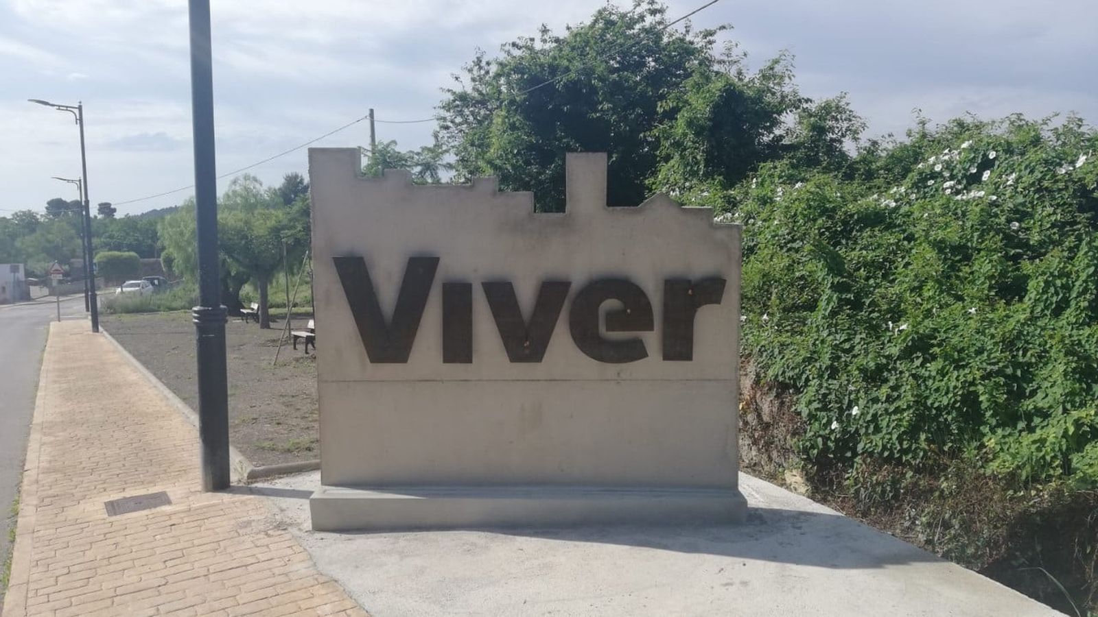 Cartell a l'entrada de Viver