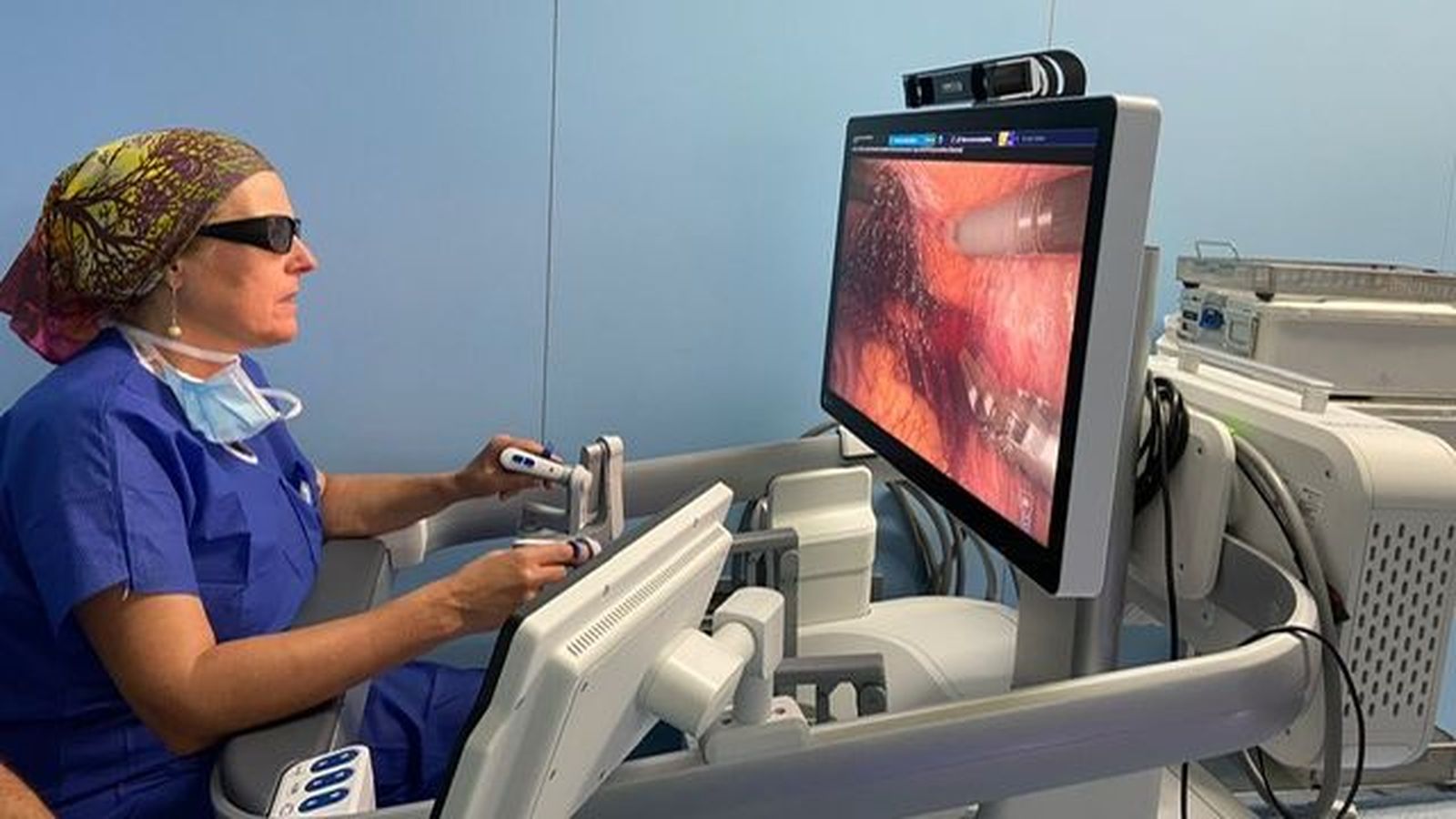 L'equipament inclou una consola des de la qual el cirurgià controla els braços robòtics