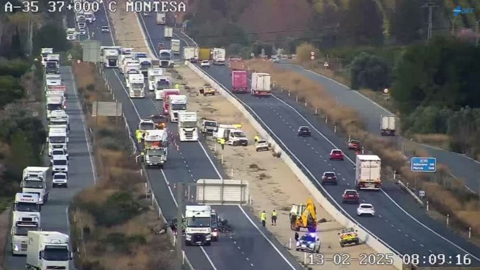 Punt de l'autovia A-35 tallat, on s'aprecia les restes del vehicle incendiat