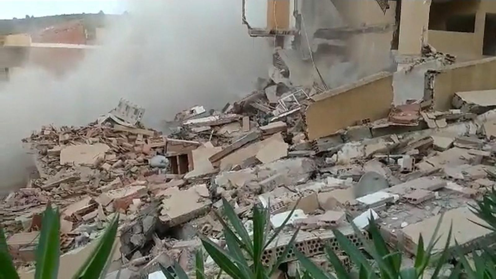 Les restes de l'edifici esfondrat a Peníscola segueixen allí un mes després