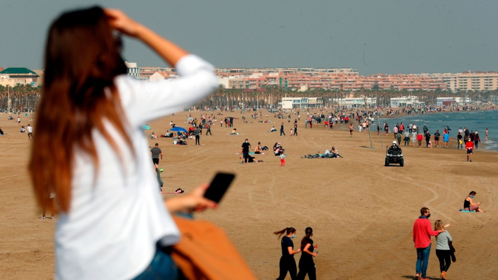 Vista general de la platja de la Malva-rosa a finals de febrer / Kai Försterling (Efe)