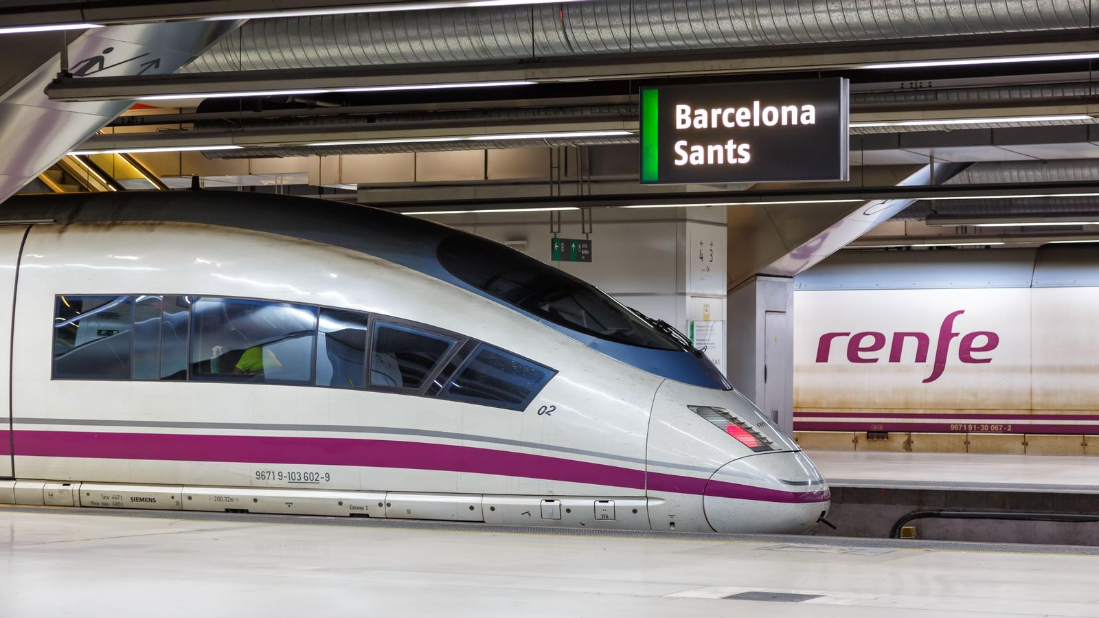 Imatge d'un tren d'alta velocitat a l'estació de Barcelona Sants